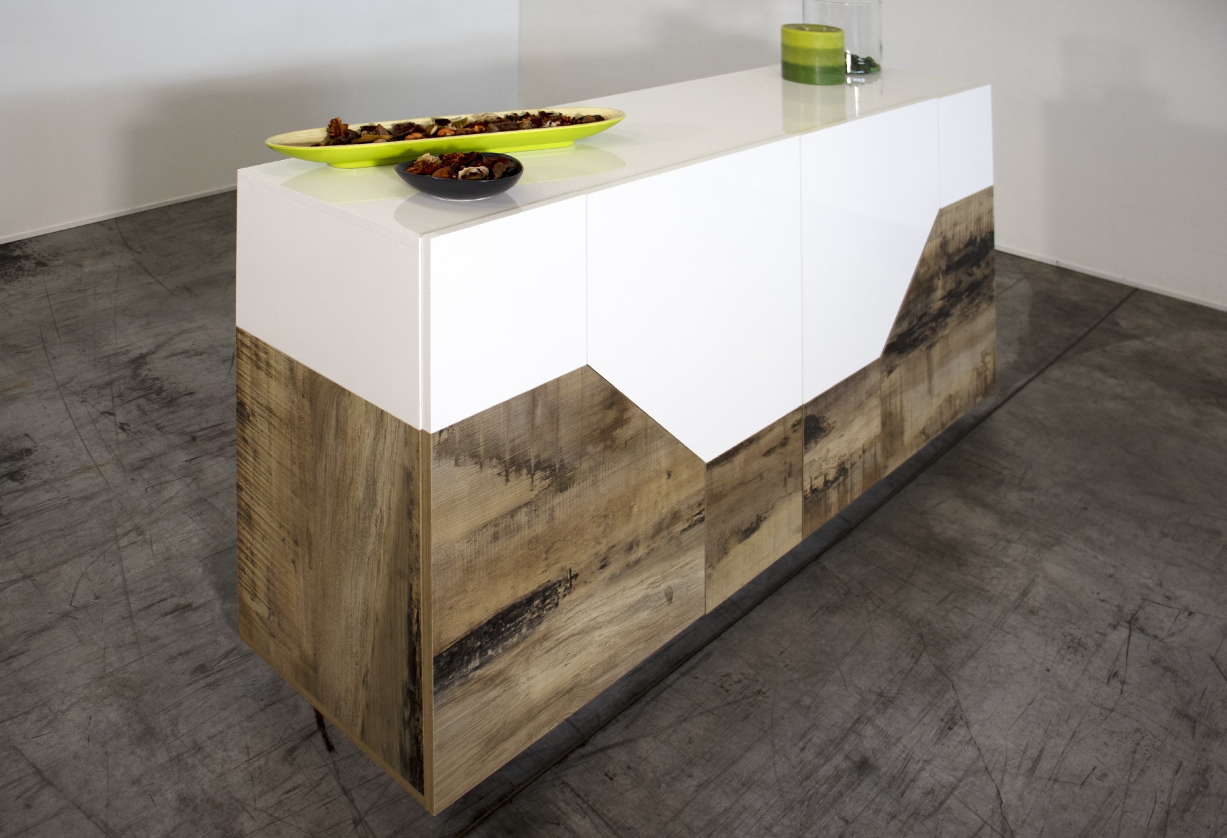 Madia salvaspazio 4 ante L.158 cm, finitura Bianco lucido e Pero