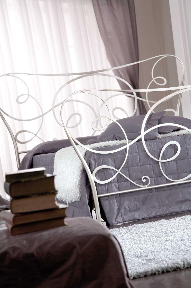 letto in ferro matrimoniale in finitura polvere grigio