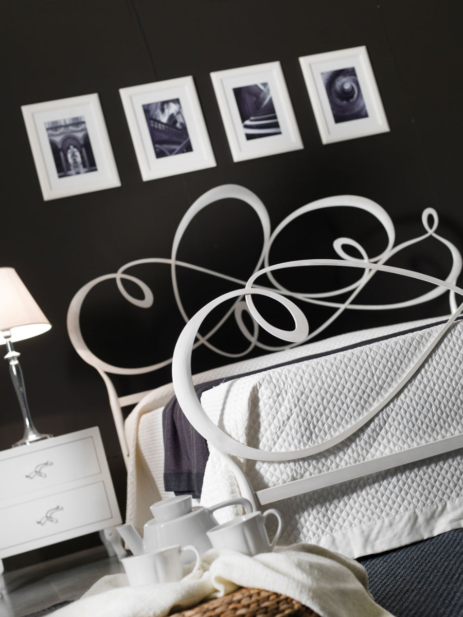 Letto matrimoniale grigio polvere in ferro