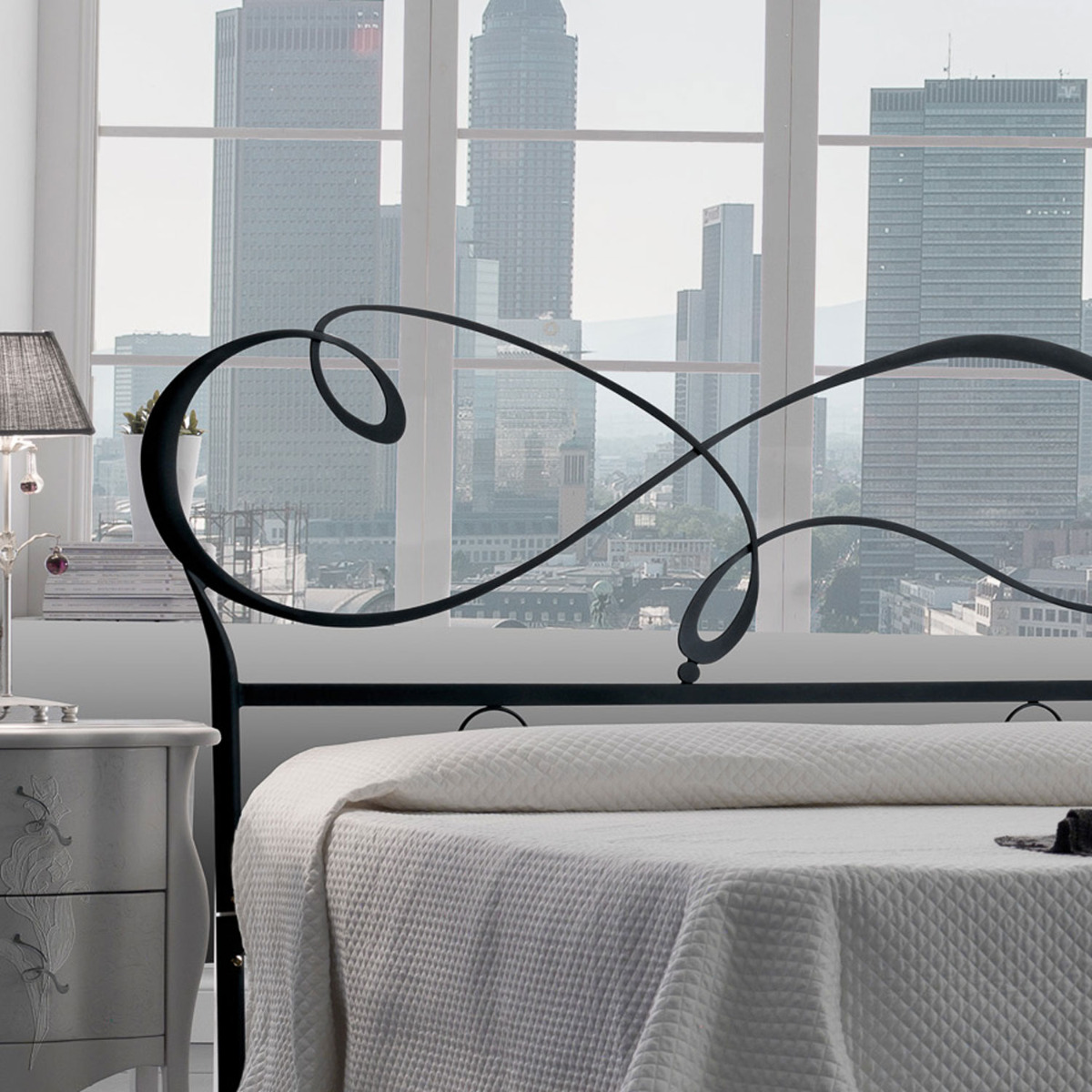 letto matrimoniale bianco con giroletto in ferro