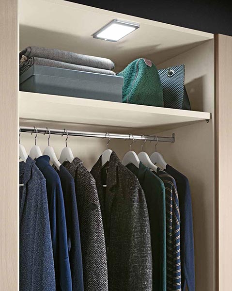 Armadio a 4 ante scorrevoli con struttura e ante Bianche laccate Lucido