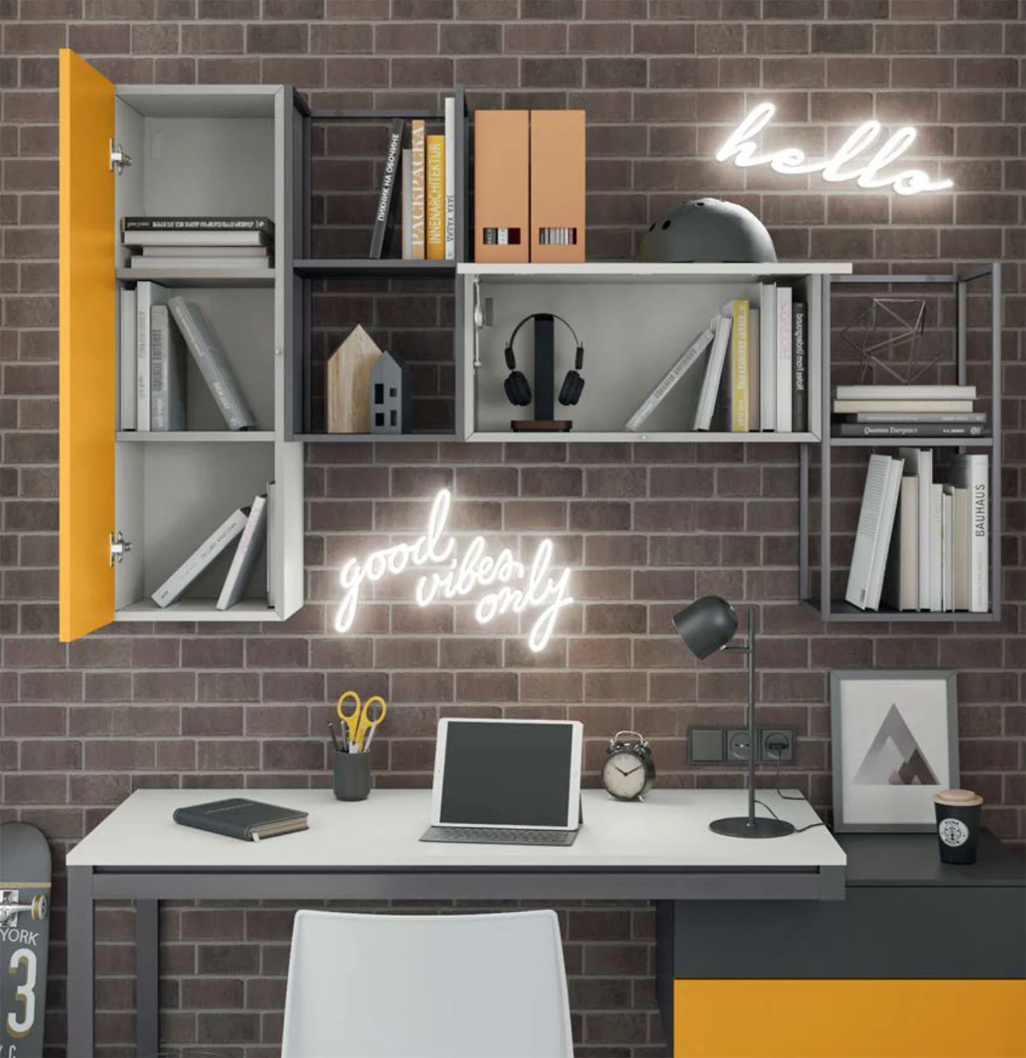 scrivania bianca e gialla