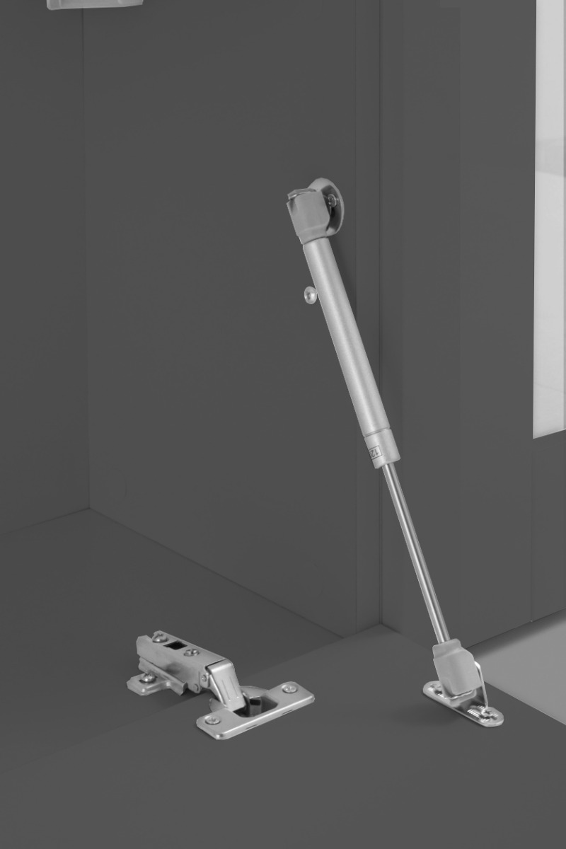 Parete attrezzata in finitura antracite lucido con vetrina