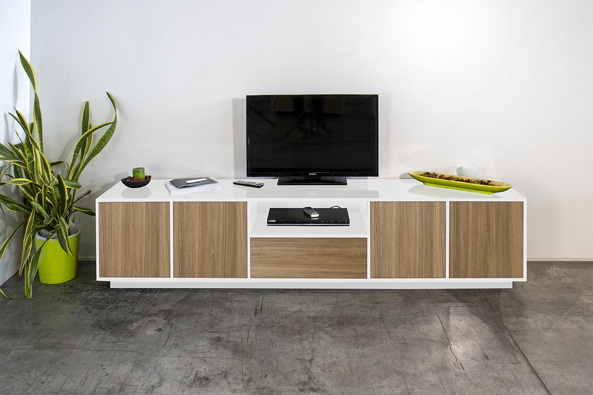 Moderno porta tv con cassetto centrale e quattro ante laterali, finitura bianco laccato lucido e noce caracalla