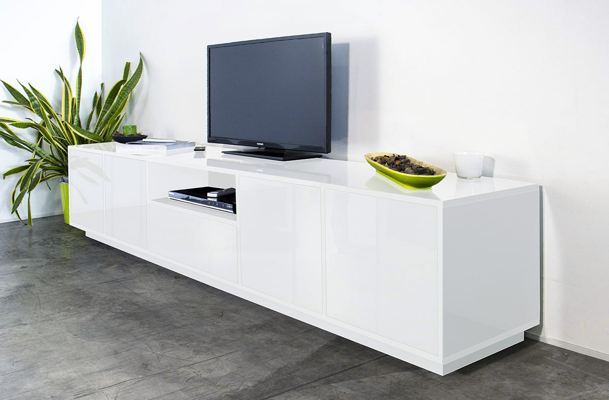 Porta tv di design con cassetto centrale e quattro ante laterali in finitura bianco laccato lucido