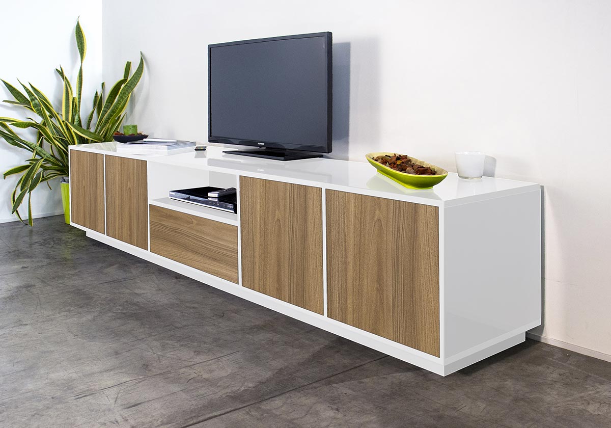 Moderno porta tv con cassetto centrale e quattro ante laterali, finitura bianco laccato lucido e noce caracalla