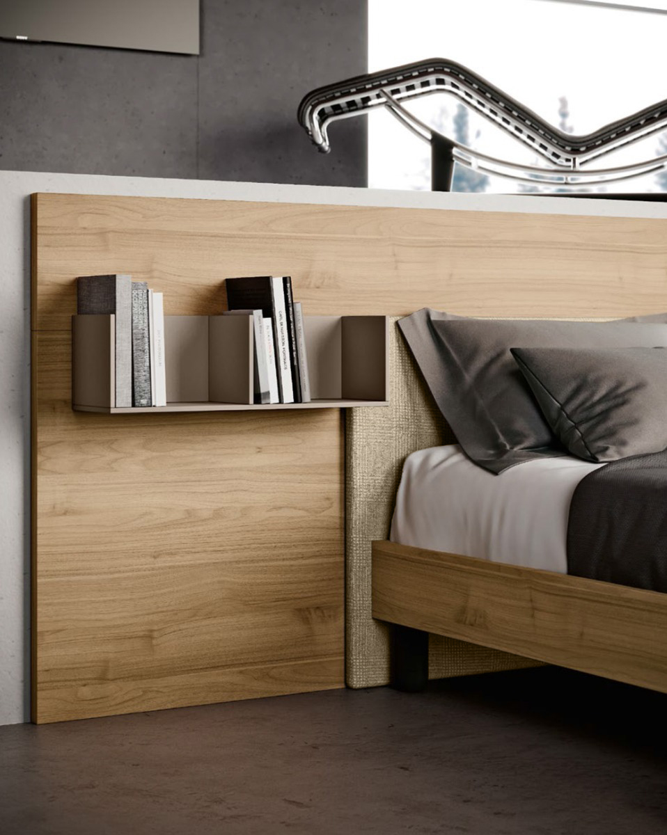 Letto matrimoniale con testiera in noce biondo e inserto tessuto panna, piedini in ferro