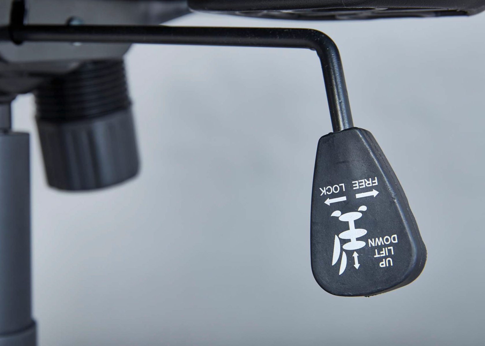 Poltrona da ufficio regolabile in altezza, funzionale colore grigio scuro