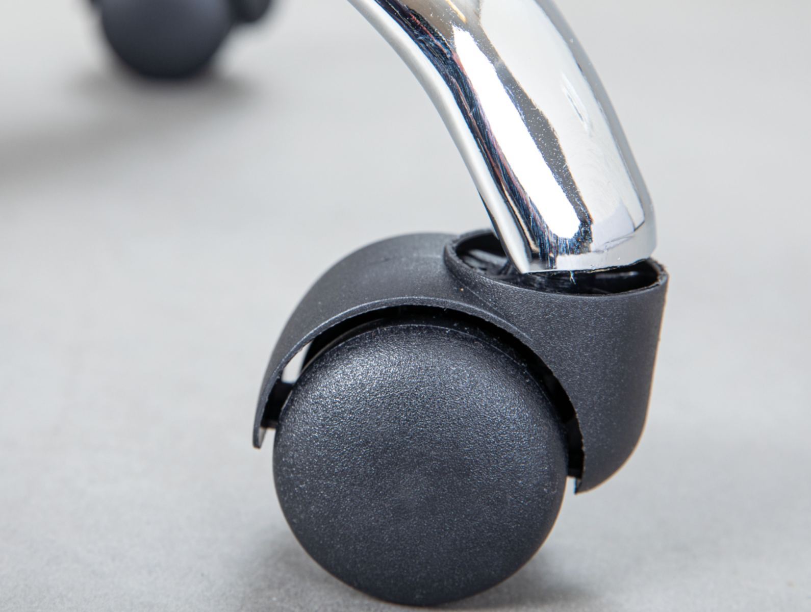 Poltrona da ufficio, nera, in ecopelle con ruote