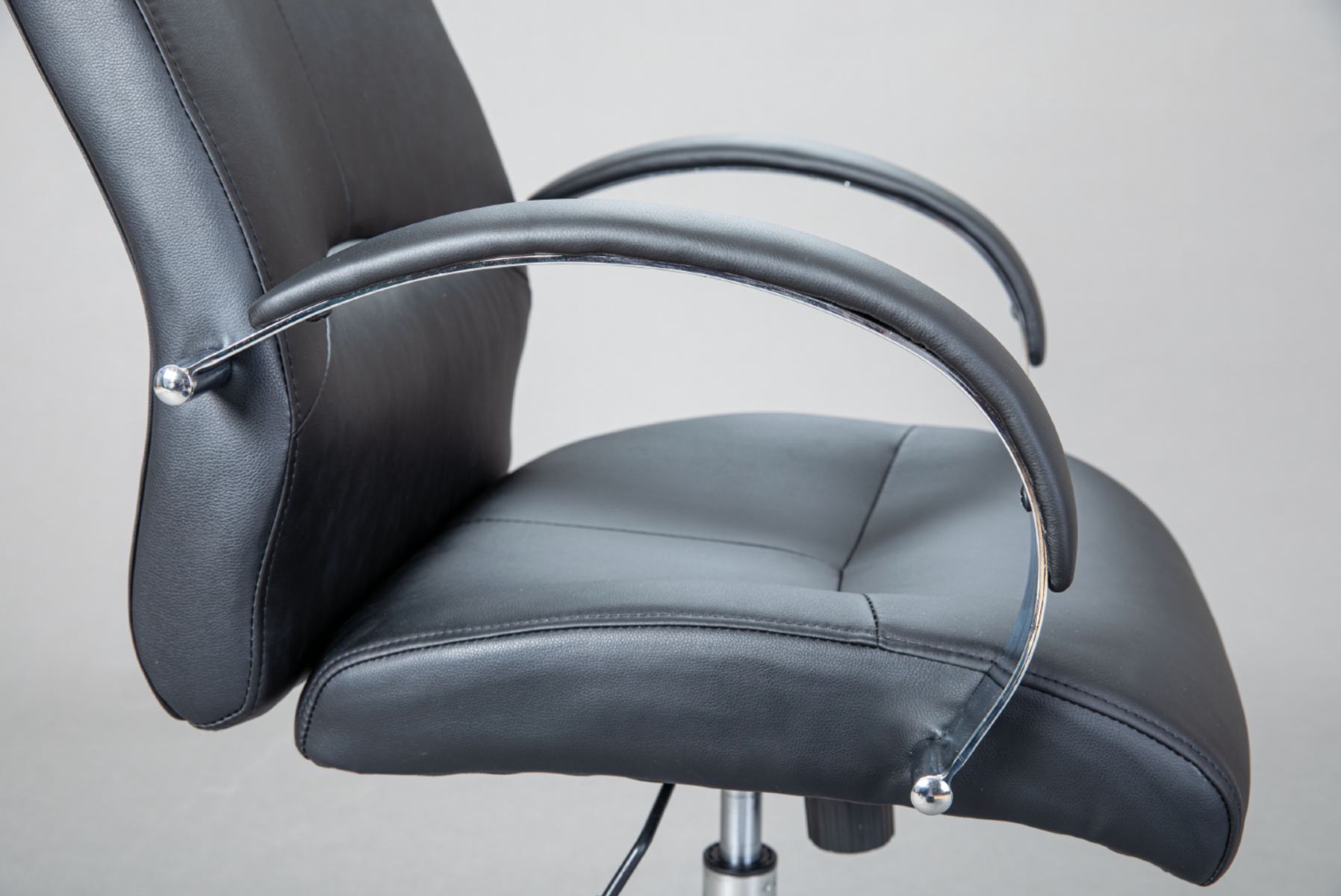 Poltrona da ufficio, nera, in ecopelle con ruote