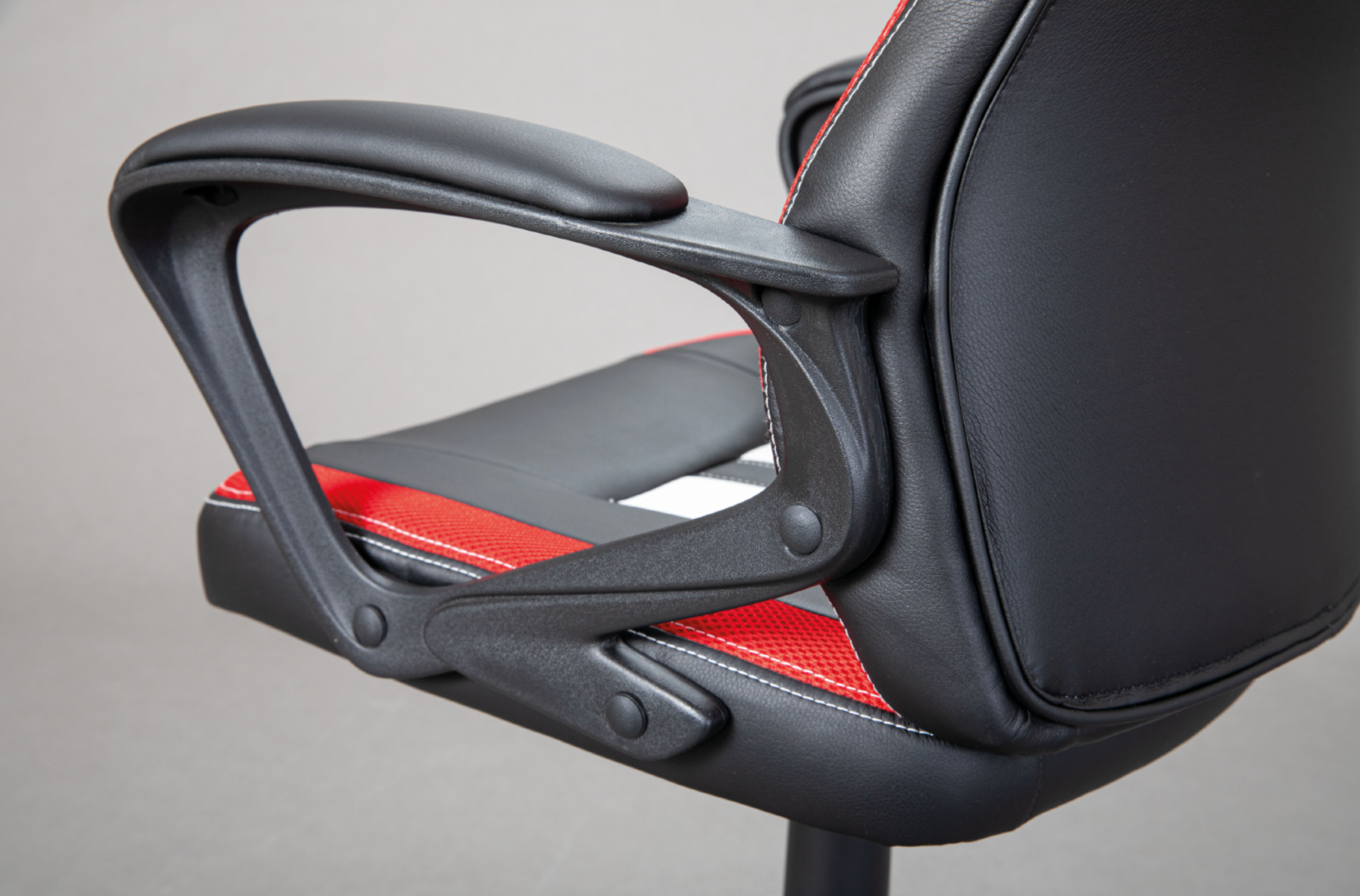 Poltrona da gaming di colore nero, rosso e bianco