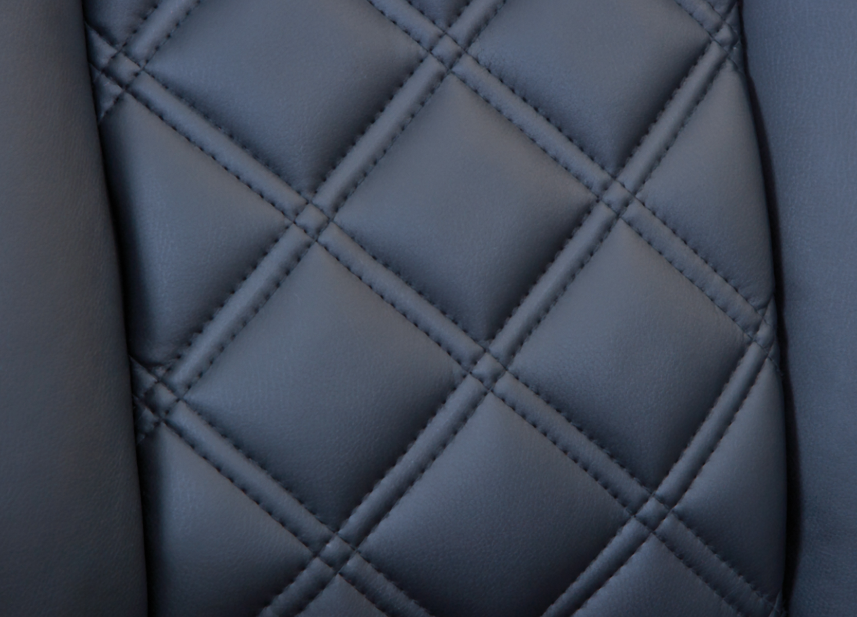 Poltrona da ufficio moderna, nera in ecopelle, struttura in metallo