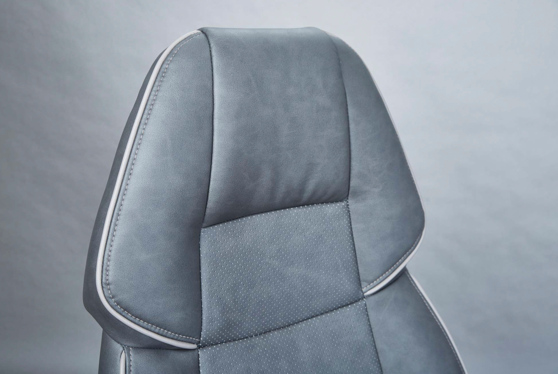 Poltrona da ufficio, grigia lavorazione tono su tono