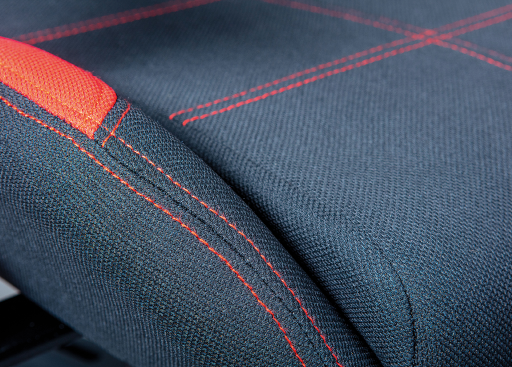 Poltrona da gaming in ecopelle nero/rossa, ruote con freno