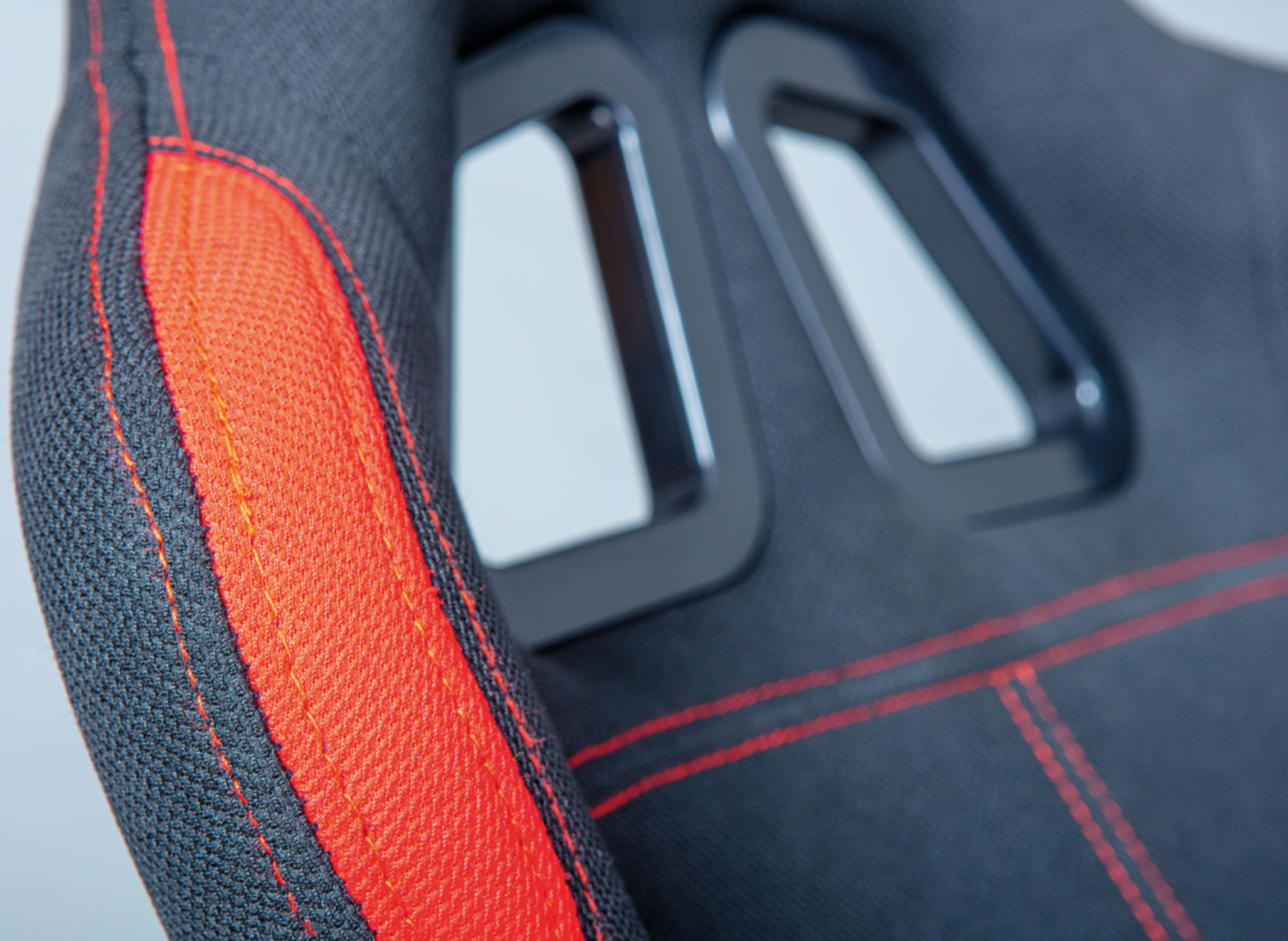 Poltrona da gaming in ecopelle nero/rossa, ruote con freno