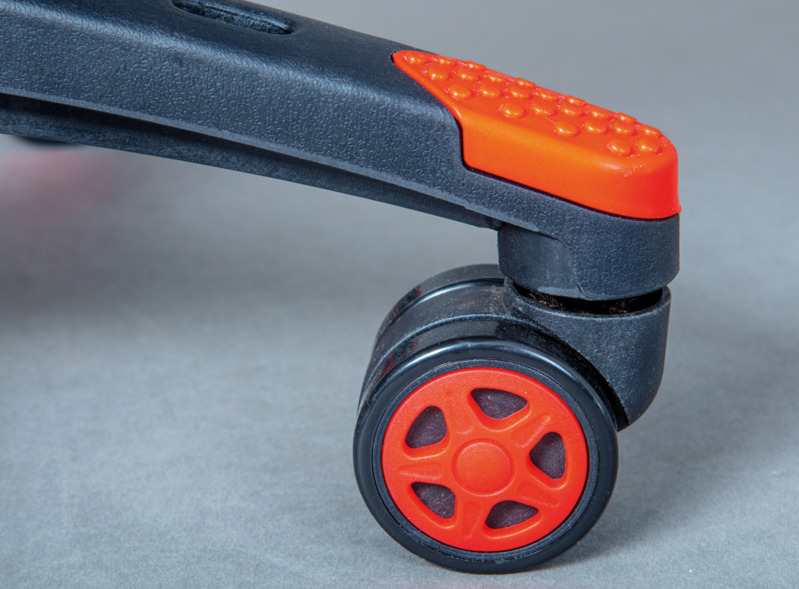 Poltrona da gaming in ecopelle nero/rossa, ruote con freno