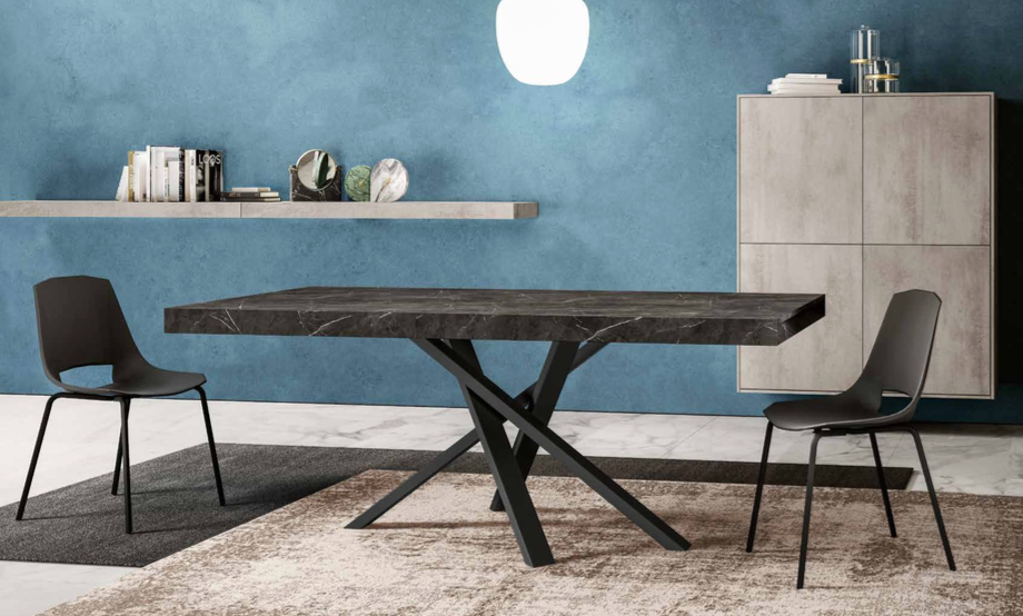 Tavolo moderno allungabile Kris con gambe intrecciate  in finitura Stone Grey e Grigio nero opaco