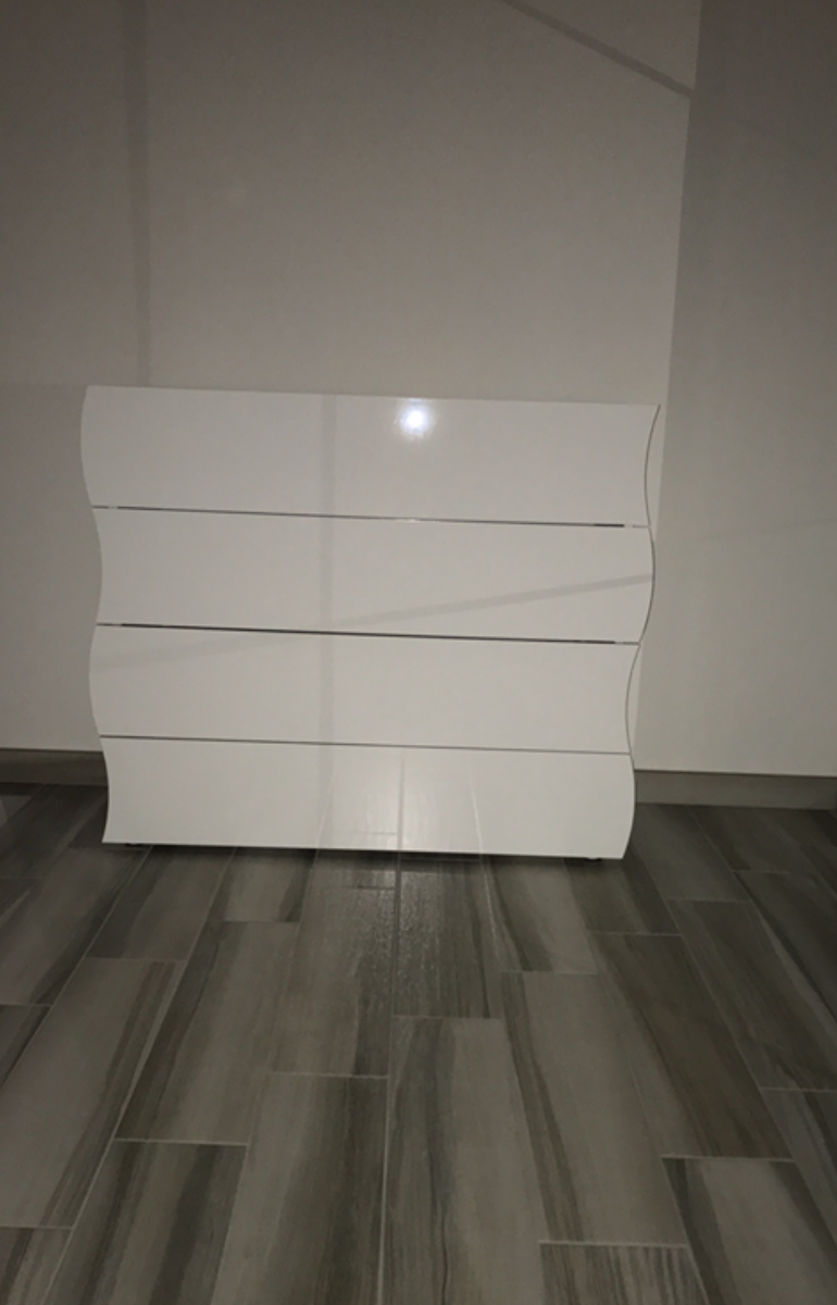 ACQUISTA ANCHE TU Comò Bianco Lucido con 4 cassetti sagomati, linea onda