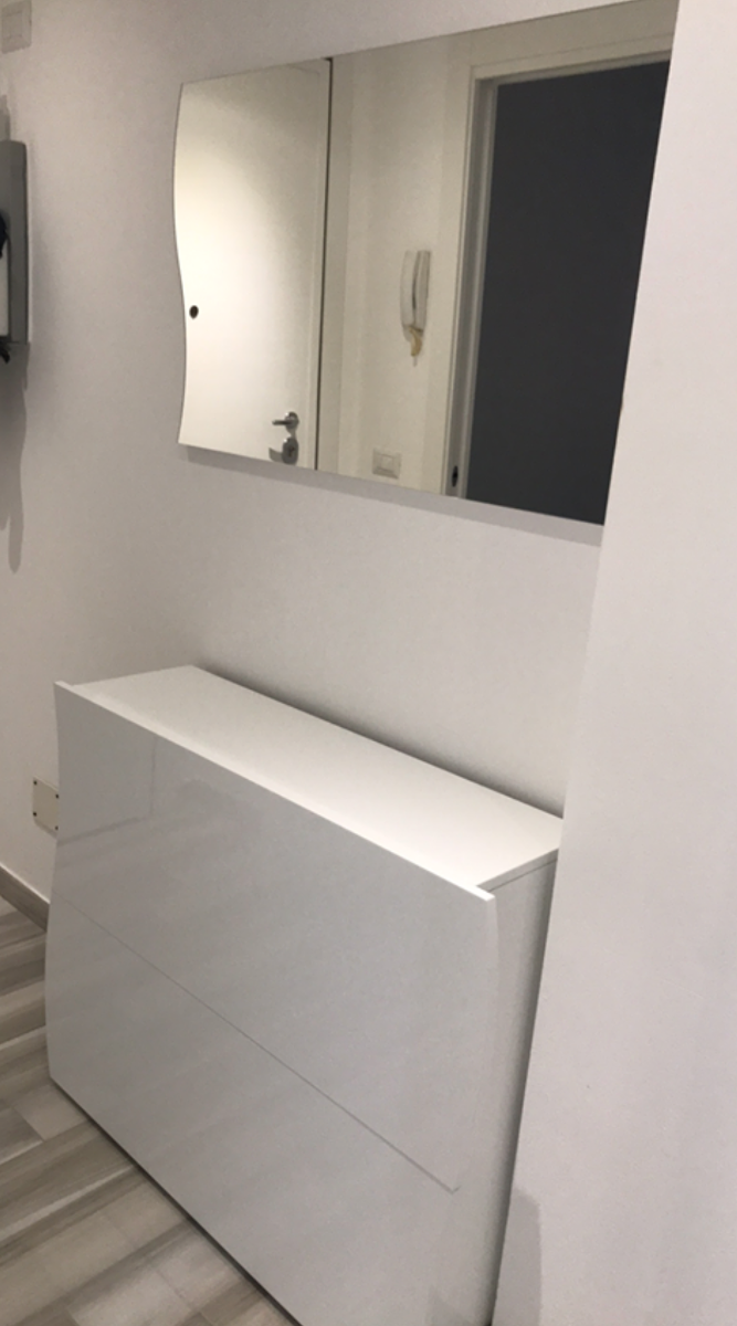 ACQUISTA ANCHE TU Scarpiera bianca laccata lucida con 2 ante sagomate 