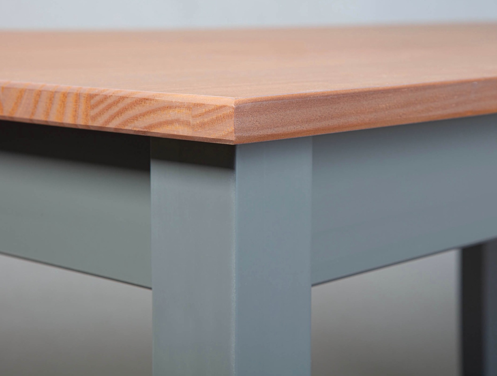 Tavolo moderno in legno massello con gambe color grigio