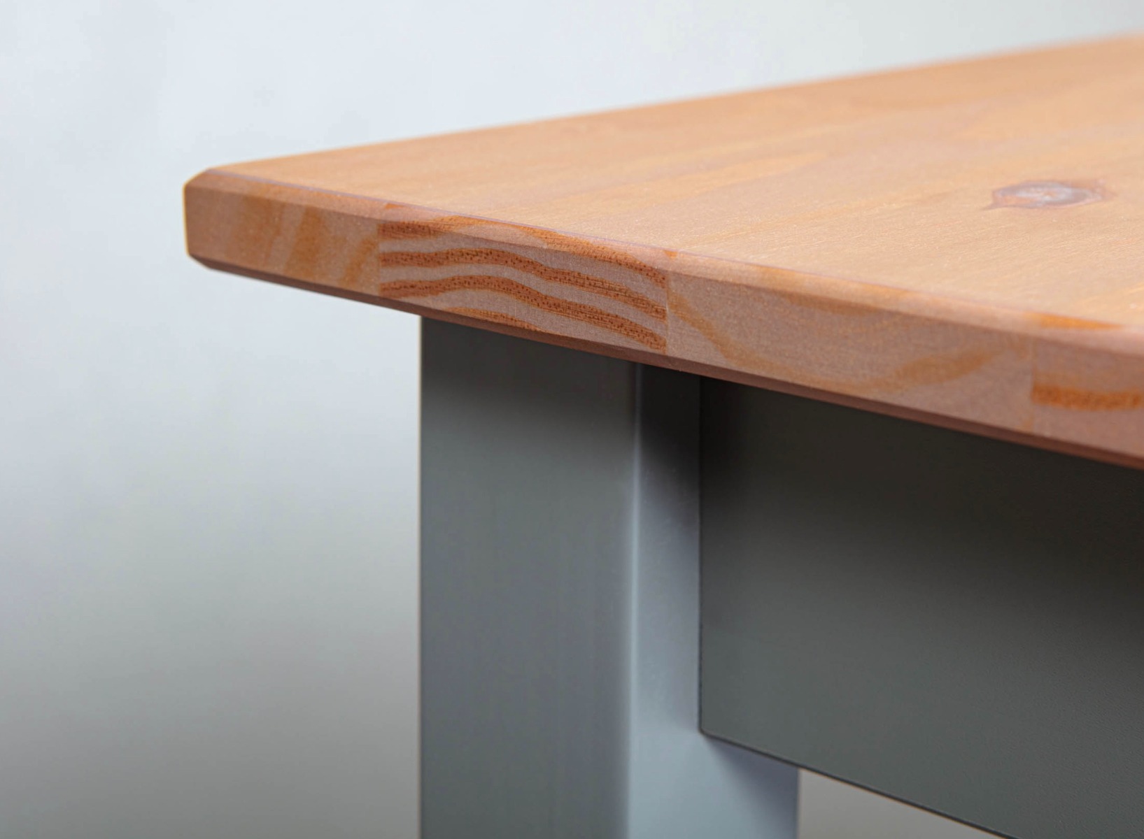 Tavolo moderno in legno massello con gambe color grigio