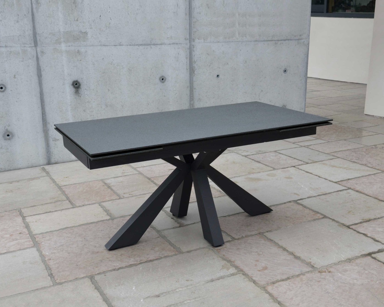Tavolo di design allungabile con piano in vetro ceramica finitura pietra nera