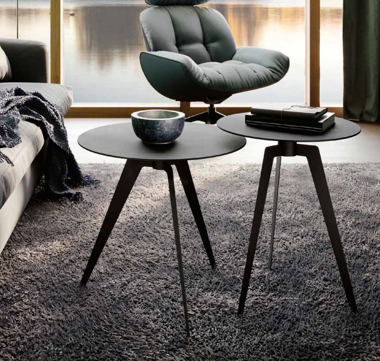 Coppia di tavolini moderni, di design, metallo nero, made in Italy