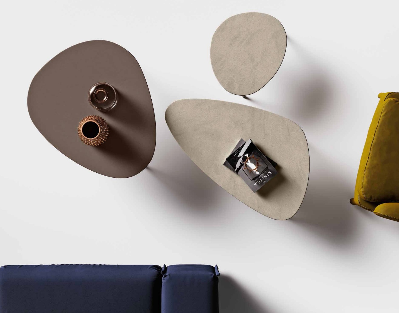 Composizione moderna di design composta da 3 tavolini argilla e bronzo, made in Italy