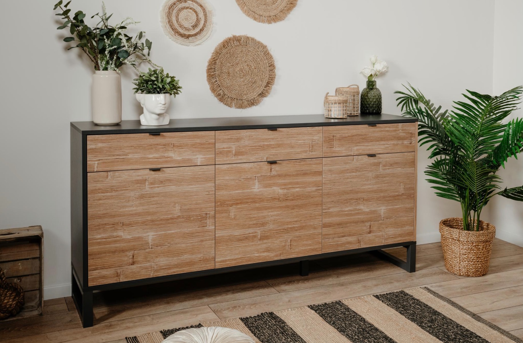 Madia moderna con tre ante e tre cassetti in finitura antracite e bamboo