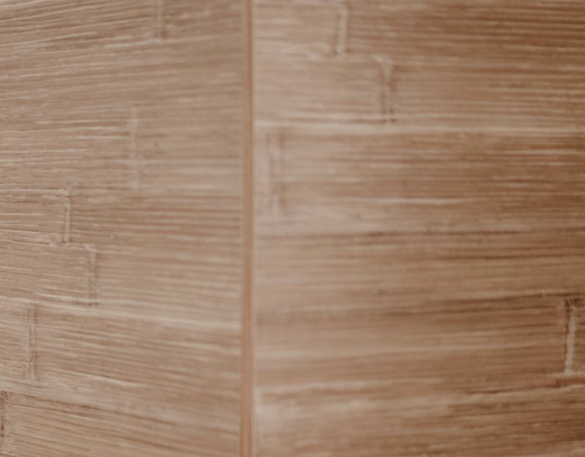 Madia moderna con tre ante e tre cassetti in finitura antracite e bamboo