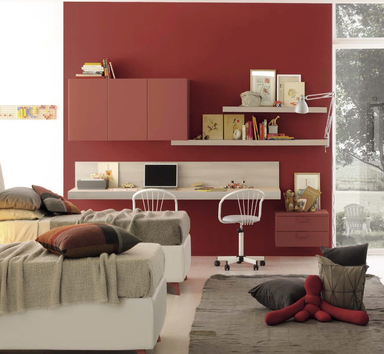 Scrivania sospesa doppia postazione con cassettiera, finitura Ciliegio bianco e Corallo