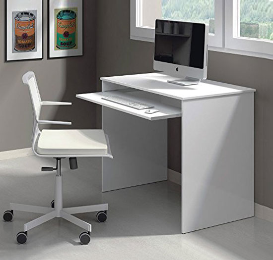 Scrivania bianca con ripiano