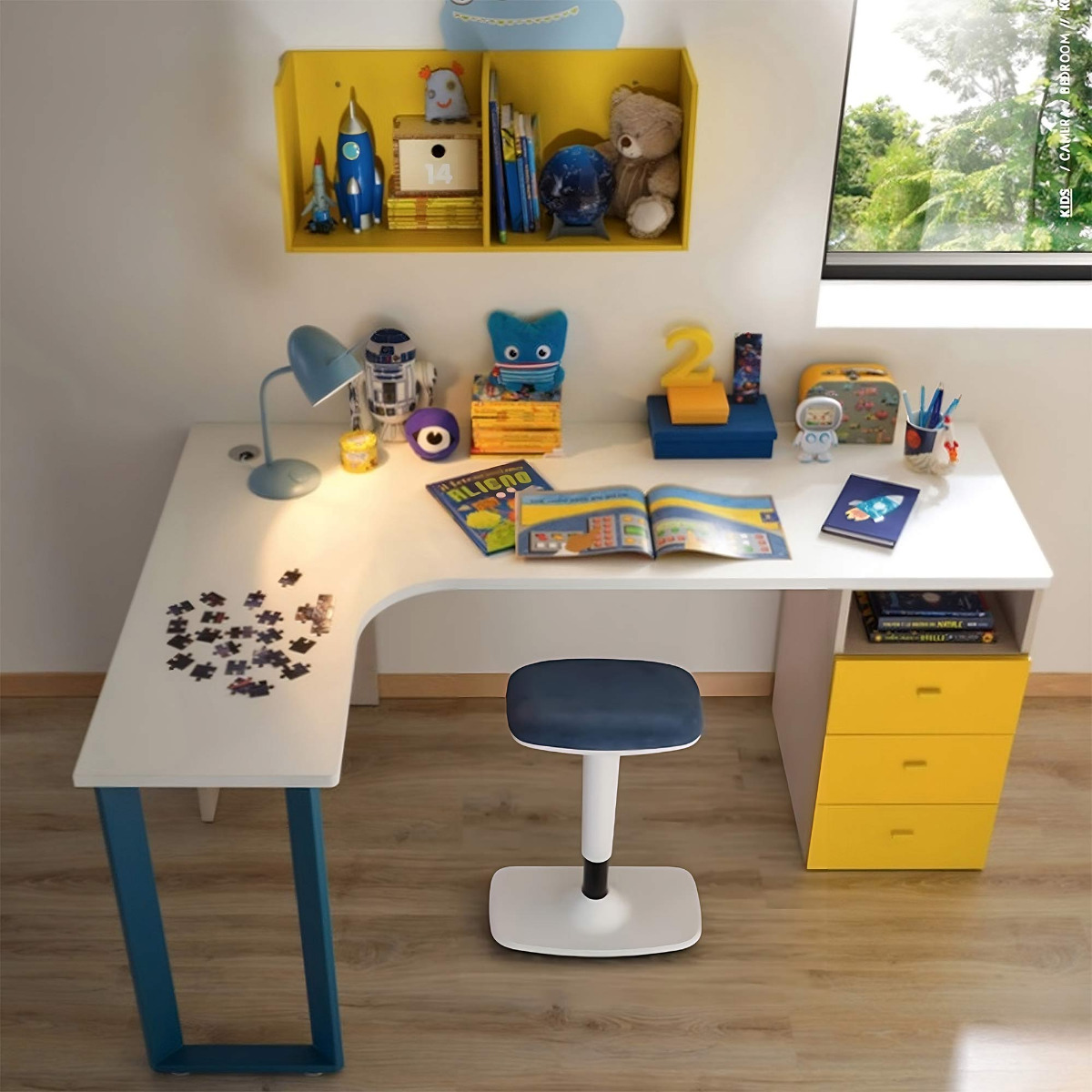 scrivania bianca gialla