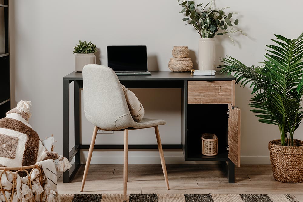 Scrivania in stile nordico in finitura antracite e bamboo