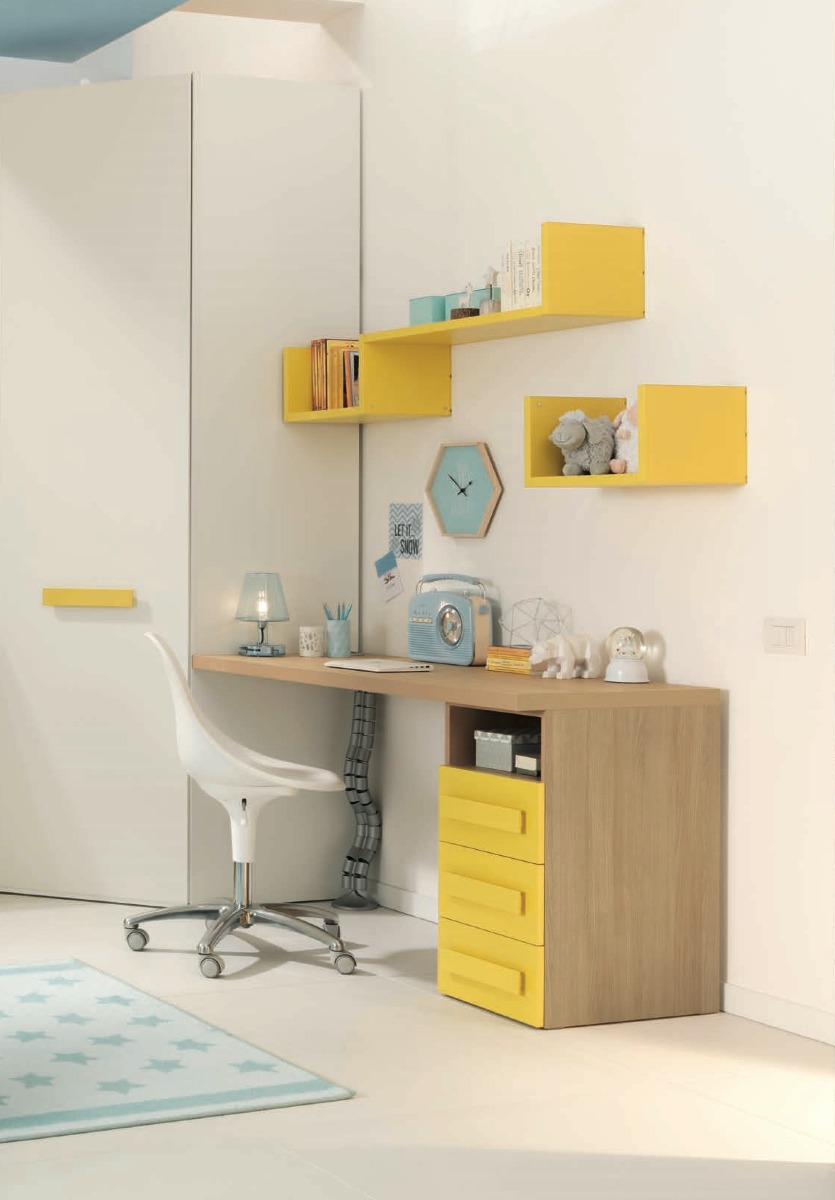 Scrivania con cassettiera Moretti Compact, finitura Olmo e Senape laccato