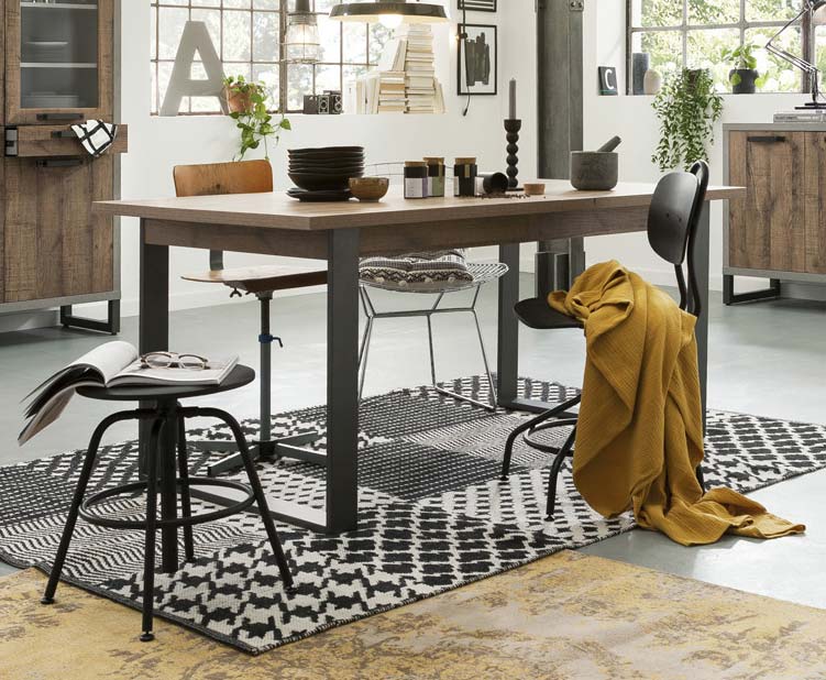 Tavolo Industry in finitura Rovere invecchiato con gambe in metallo