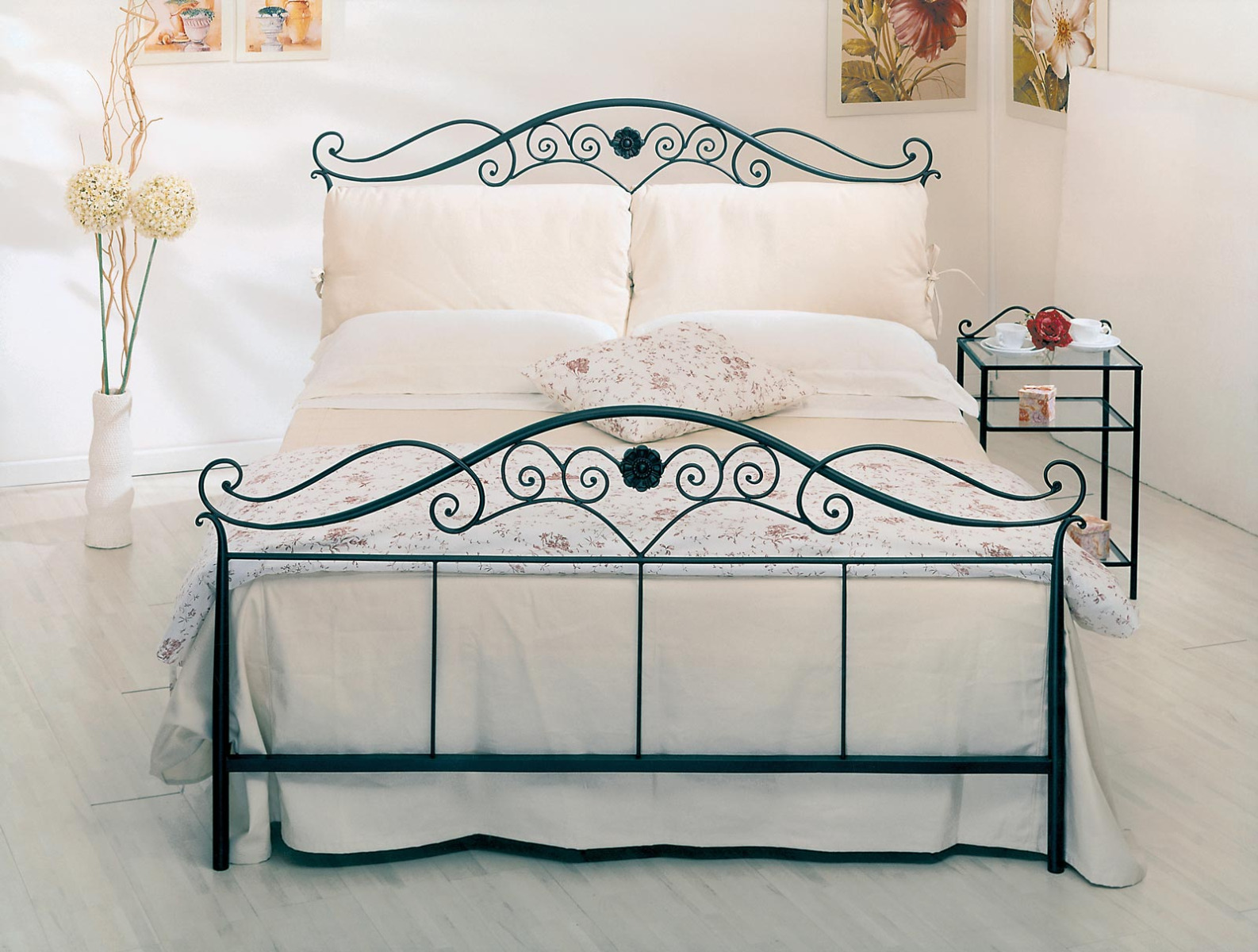 letto in ferro versione grigio polvere