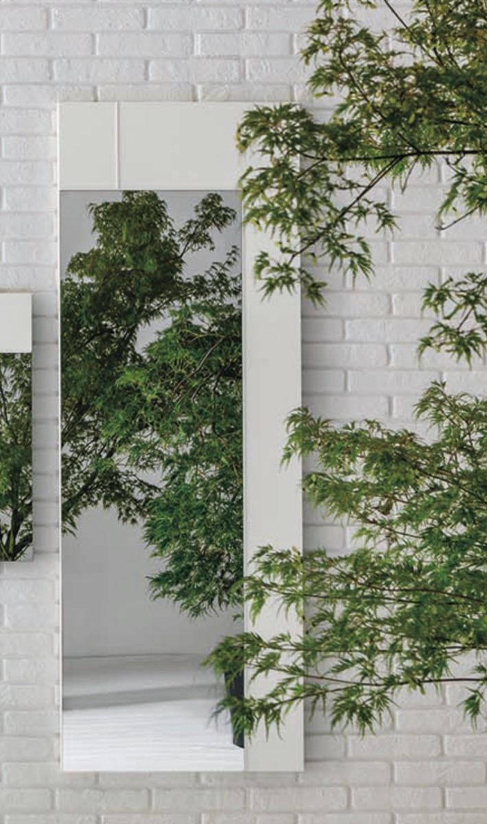 Specchiera da muro con cornice, finitura bianco gesso opaco