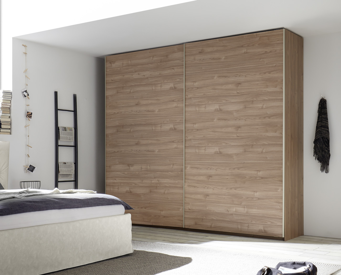 Armadio 2 ante scorrevoli scontato, tutto in finitura Noce Stelvio