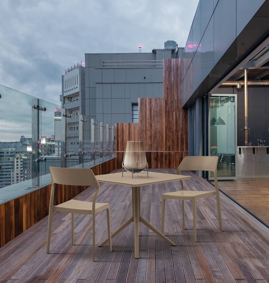 Sedia da esterno impilabile color tortora