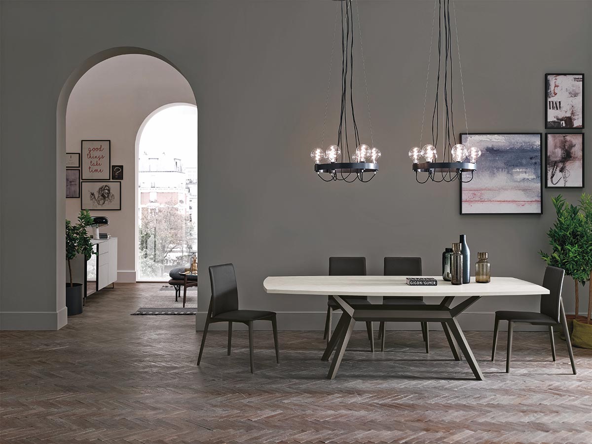 Tavolo di prestigio con piano materico cemento chiaro