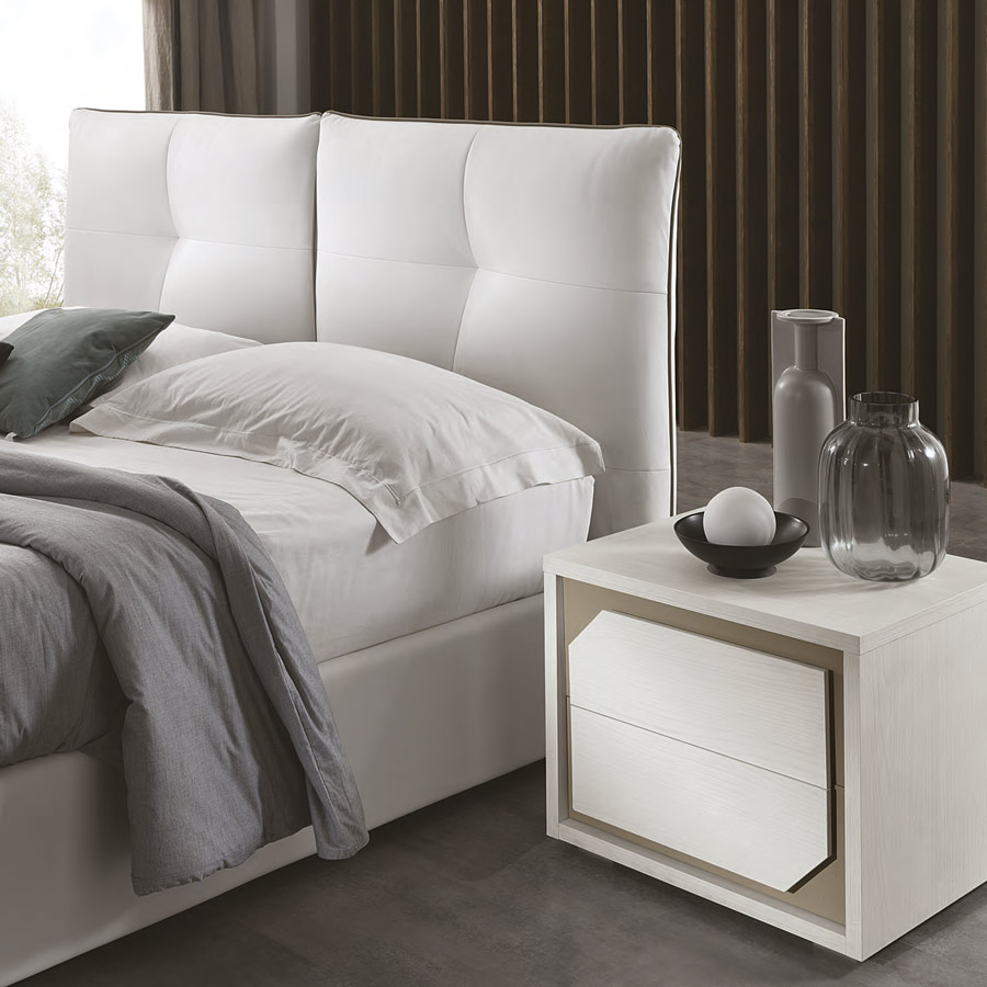 Letto contenitore bianco in ecopelle e con testiera e giroletto imbottiti