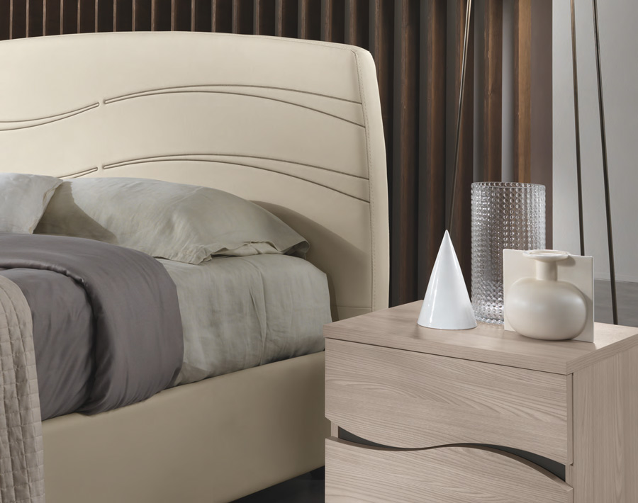 Letto matrimoniale contenitore, finitura ecopelle sabbia