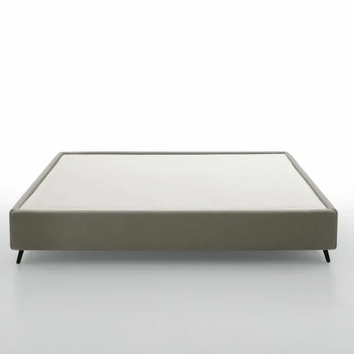 Letto imbottito Zeno, finitura ecopelle Eve con bordino Gesso Zenzero Shop