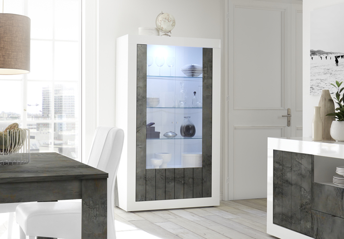 Vetrina moderna con 3 ripiani in vetro e 2 ante, finitura Bianca Lucida e Ossido