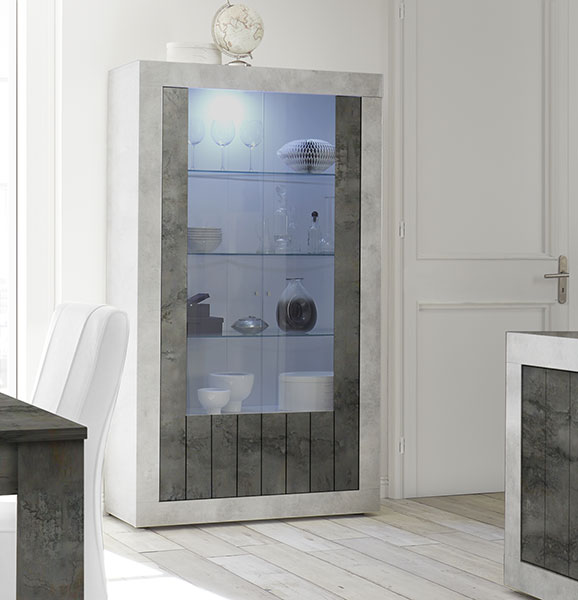 Vetrina moderna con 3 ripiani in vetro e 2 ante, finitura cemento e ossido