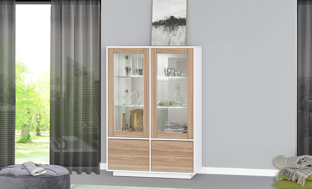 Sala da pranzo formata da vetrina, tavolo e credenza bianco lucido e noce caracalla