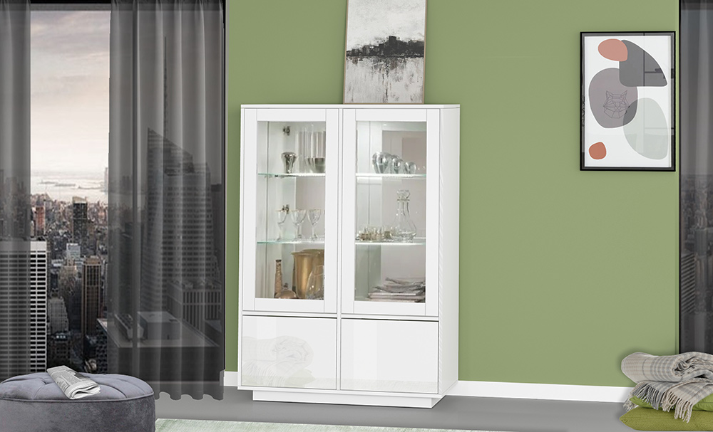 Sala da pranzo composta da vetrina, tavolo e credenza finitura bianco lucido 