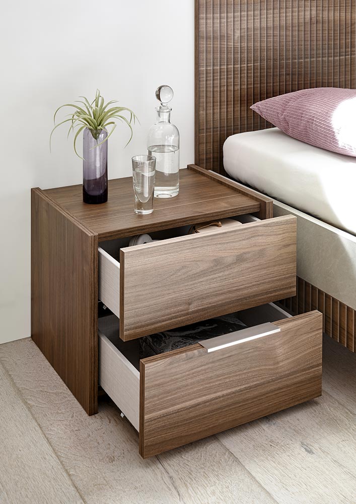Coppia di convenienti comodini a due cassetti, in finitura Noce Stelvio