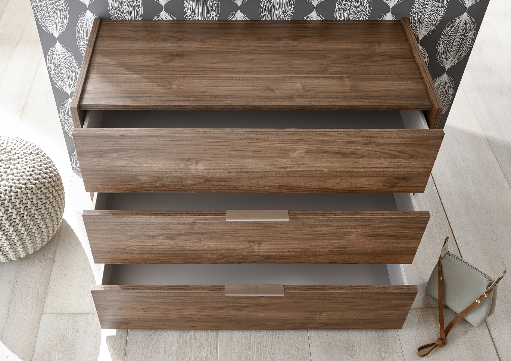 Comò moderno conveniente a 3 cassetti, finitura Noce Stelvio